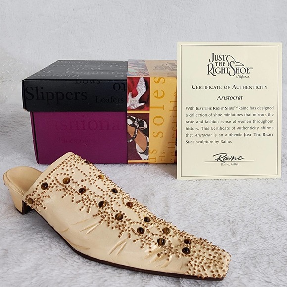 📽 Aristocrat- Just The Right Shoe Sculpture. Mint Condition. COA includes Box - Picture 1 of 9
